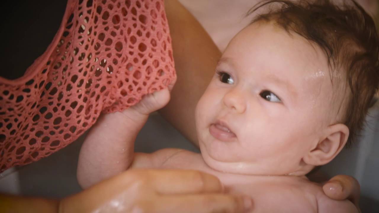 ¿Puedo bañar a mi bebé después de comer? Descubre lo que dice la ciencia